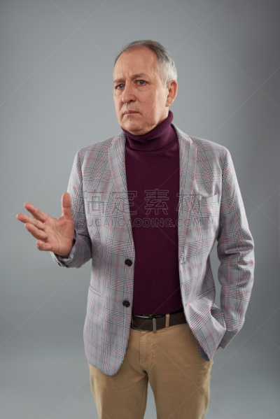 中老年男人,一个人,做手势,毛衣,仅一个中老年男人,仅男人,灰色,仅一个男人,脖子,中老年人