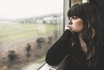 火车,交通工具内部,旅游目的地,青年女人,窗座,长途车,高速列车,透过窗户往外看,看风景,生闷气的