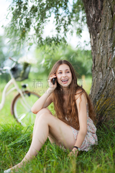 户外,女人,手机,垂直画幅,美,美人,夏天,白人,草,仅成年人