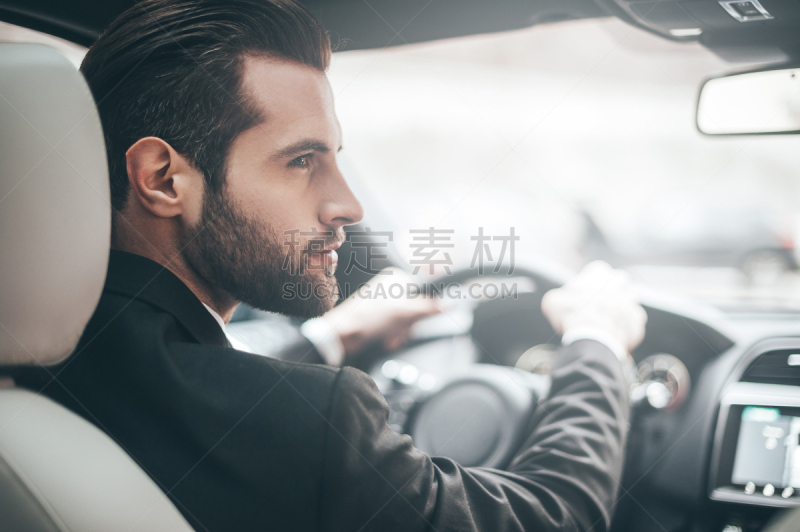 汽车,男商人,水平画幅,陆用车,客舱,户外,交通方式,白领,青年人,商业金融和工业