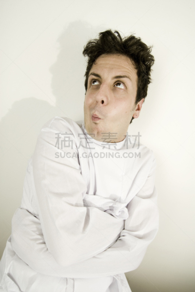 发狂的,青年男人,垂直画幅,白色背景,人,面部表情,仅男人,仅成年人,青年人