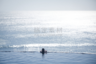 无边际泳池,青年女人,巴厘岛,手托下巴,银色,日光浴,晒黑,水,天空,留白