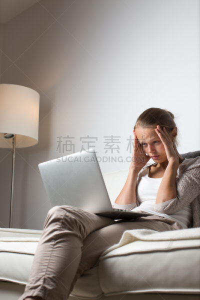 疲劳的,使用电脑,青年女人,垂直画幅,智慧,一次性杯子,头发向后梳,青年人,专业人员,技术