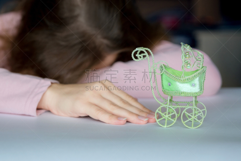 女人,癌症,注视镜头,脸朝下,婴儿车,撒谎者,损失,沮丧,玩具,伸手