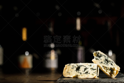 盘子,蓝纹乳酪,切片食物,前面,撒谎者,酒瓶,遮住脸,个性,华贵,饮食产业