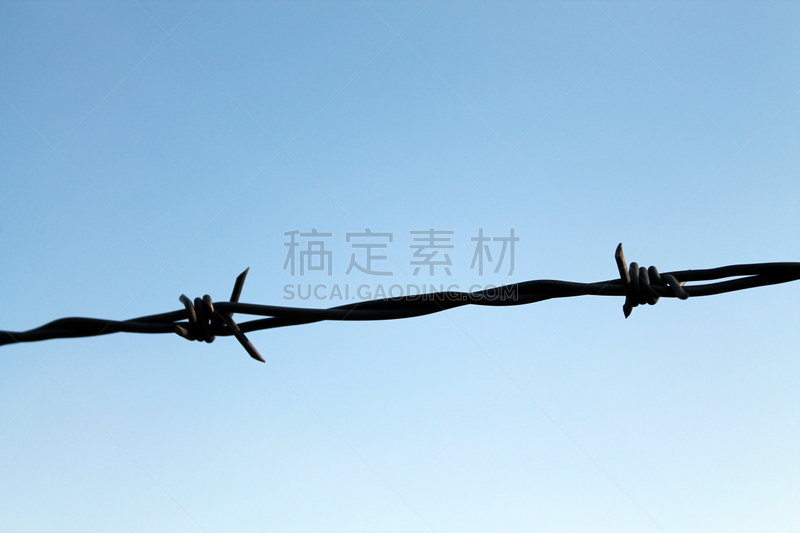 带刺铁丝网,羊圈,拱状门,动物围栏,电缆,天空,水平画幅,墙,无人,大门