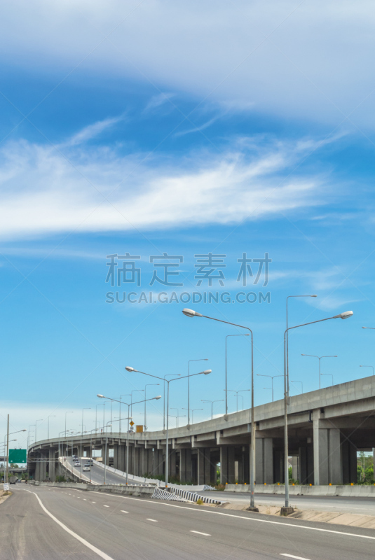 街道,路,垂直画幅,在下面,天空,户外,田径跑道,交通方式,多车道公路,建筑业