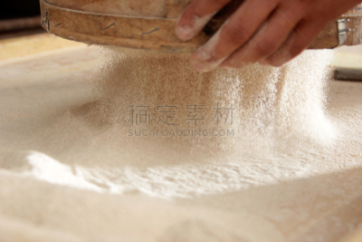 面粉,面粉筛,搅拌钵,漏勺,厨房秤,滤器,蛋糕,仅男人,仅一个男人,秤