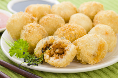 球体,鸡,咖喱,辣椒酱,开胃品,米饭炸肉饼,咖喱粉,日本人,充满的,辣椒