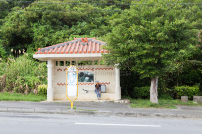 冲绳县,女人,旅游目的地,公共汽车站,城镇景观,巴士,长椅,度假胜地,水平画幅,旅行者
