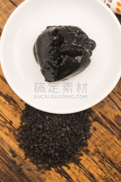 芝麻,涂油烤肉,黑色,垂直画幅,球,素食,水泥,研磨器,木制,背景分离
