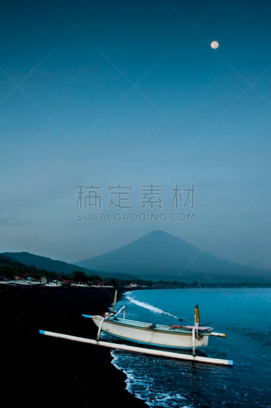 巴厘岛,阿贡火山,喀拉喀托火山,桨叉架船,垂直画幅,水,天空,沙子,无人,月亮