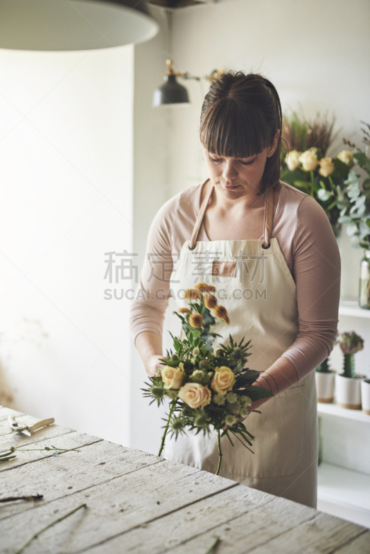 花束,车间,花卉商,女性,青年人,垂直画幅,留白,业主,商店,白人