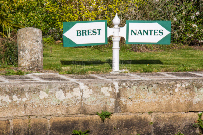 Panneau indicateur à l'écluse sur le canal de Nantes à Brest, Malestroit, Morbihan, Bretagne