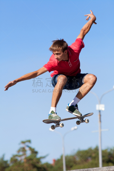 滑板,鳐,滑板运动,垂直画幅,天空,青少年,公园,青春期,休闲活动,风险