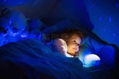 夜晚,灯,儿童房,床,暗色,女孩,就寝时间,水平画幅,兔子,曙暮光
