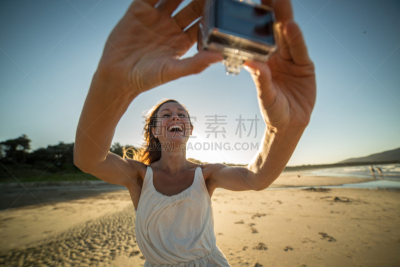 海滩,青年女人,自拍,提举,可穿戴式相机,gopro,天空,沙子,夏天,仅成年人