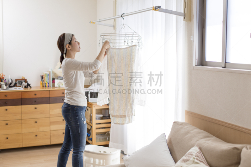 洗衣服,衣服,家庭妇女,性别刻板印象,干的,衣架,家务,卫生,日本人,水平画幅