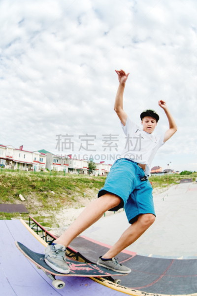 青少年,滑板,斜面板,滑板公园,正下方视角,悬挂式滑翔运动,在上面,垂直画幅,天空,车轮