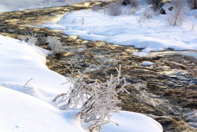 雪,冬天,灌木,河流,河岸,山,水,天空,地名,水平画幅