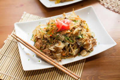 面条,日式炒面,油煎虾面,荞麦面,香菇,煎蛋,素食,食用菌,白色,日本食品