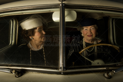 肖像,老年人,中老年女人,勉励语,无指手套,老爷车,1940年至1949年,短裙,1970年-1979年,手套