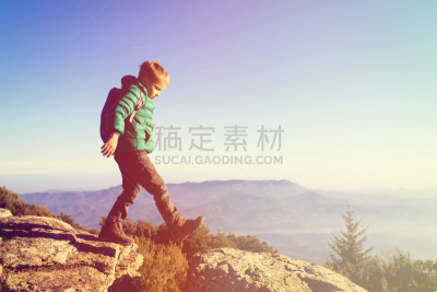 山,男孩,徒步旅行,背包,休闲活动,水平画幅,在边上,旅行者,户外,运动