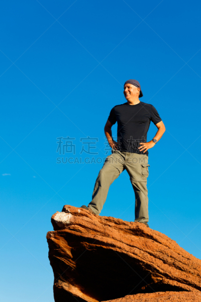 户外,男人,男性美,马蹄弯,孤峰群,红岩石,垂直画幅,美,拉美人和西班牙裔人,男性