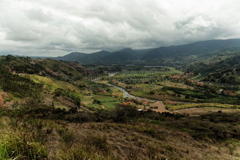 山谷,欧偌西火山,旅游目的地,水平画幅,高视角,风化的,地形,林区,无人,树梢