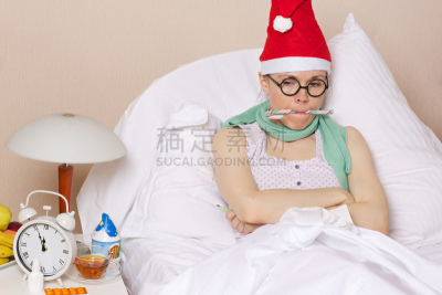床,女人,青年人,有月经,圣诞帽,水平画幅,夜晚,时间,30岁到34岁
