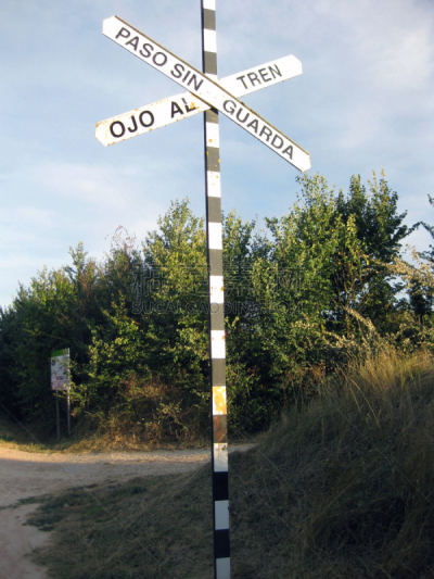 交通标志,火车,运动跑道,西班牙高铁,车厢,敏捷,垂直画幅,天空,地名,郊区