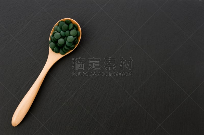 药丸,螺旋菌,木匙,盘子,绿色,黑色背景,石头,健康保健,膳食纤维,书写板