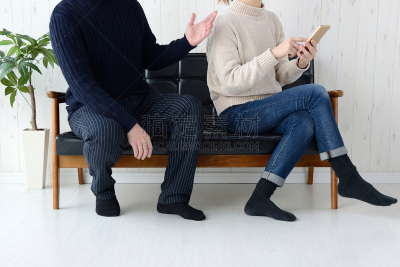 女人,男人,在之间,水平画幅,女朋友,情绪压力,家庭生活,沙发,婚姻,男朋友