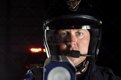 警官,水平画幅,夜晚,阴影,制服,证章,男性,仅男人,仅成年人,安全帽