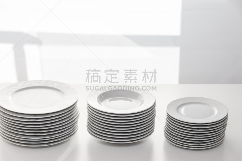 洗餐具,酱油壶,茶碟,盐瓶,干的,饮料,锅,白色,瓷器,晚餐