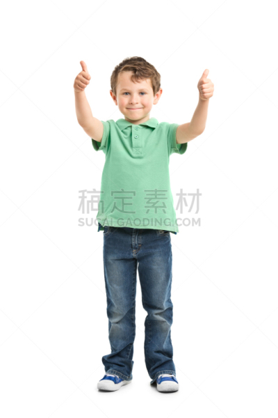 男孩,注视镜头,小的,翘起大拇指,儿童,快乐,白人,同意的手势,全身像,一个人