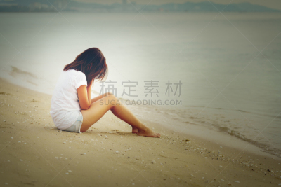 海滩,女孩,寂寞,人老心不老,悲痛,水平画幅,绝望,户外,痛苦