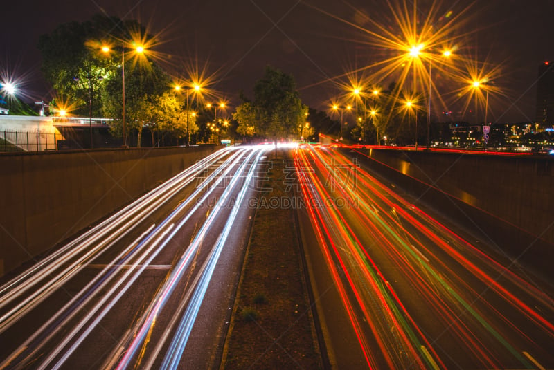 Cette image a été réalisée sur un pont au dessus de la route, la nuit à Paris.