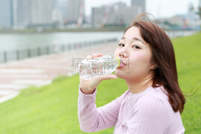 饮用水,女人,塑胶,瓶子,填海造地,水湾,水瓶,水,休闲活动,水平画幅