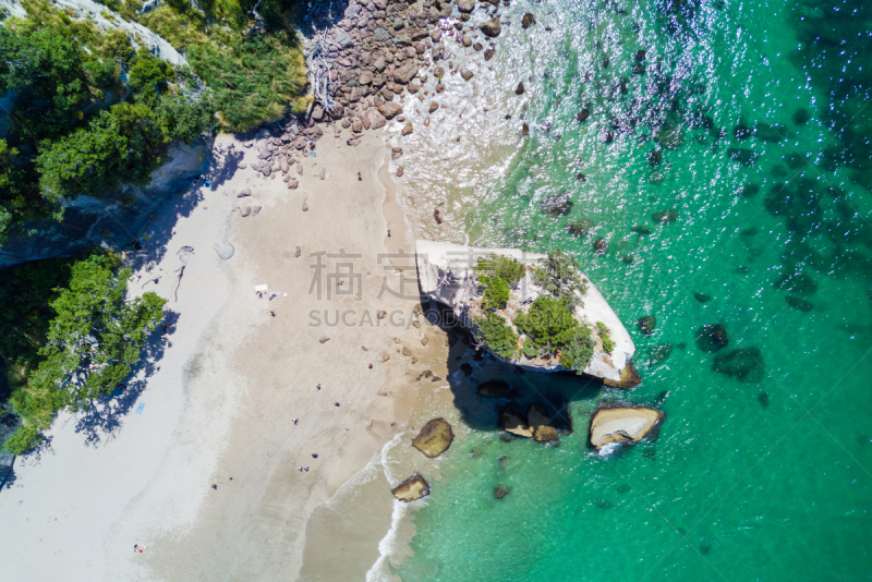 科罗曼德尔半岛,新西兰北岛,新西兰,电报机,海洋保护区,cathedral cove,航拍视角,定场镜头,自然拱,石灰石