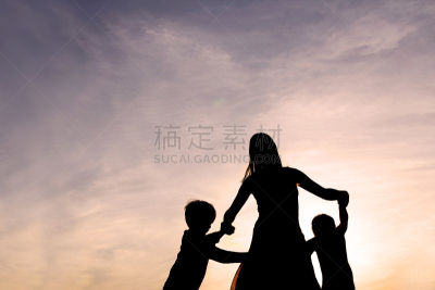 母亲,儿女,舞蹈,手拉手围成圈,天空,留白,水平画幅,进行中,单身母亲,独生子女家庭