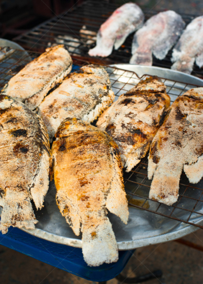 格子烤肉,泰国食品,市场,鱼肉,传统,鲶科鱼,罗非鱼,垂直画幅,无人,膳食