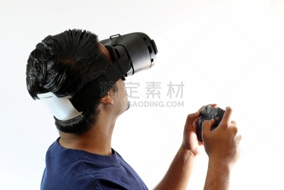 青年人,男性美,白色背景,虚拟现实,衣服,男人,360度景观,增强现实,遥控器,游戏手柄