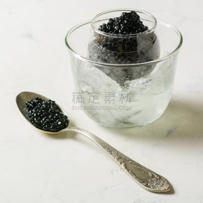 白色背景,婴儿勺,,冰块,黑鱼子酱,漂亮绿树蛙,鲟鱼,卵巢,鱼子酱,珠子