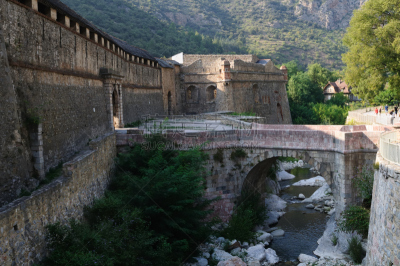 Rempart de Villefranche de Conflent, en Catalogne française, avec, à l'arrière plan, les aménagements ultérieurs de Vauban