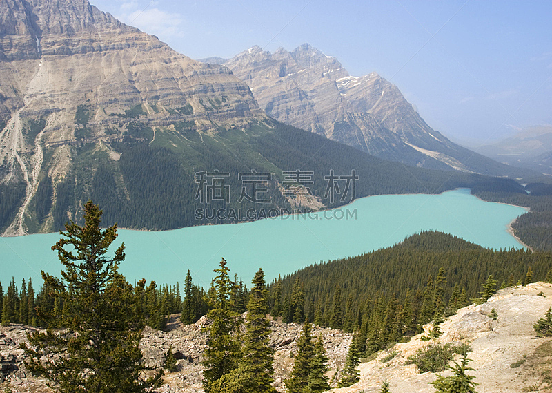 阿尔伯塔省,湖,加拿大落基山脉,松树,宁静,旅游目的地,水平画幅,岩石,无人,当地著名景点