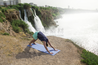 瑜伽,休闲活动,水平画幅,瀑布,健康,夏天,户外,非裔美国人,生活平衡,运动员