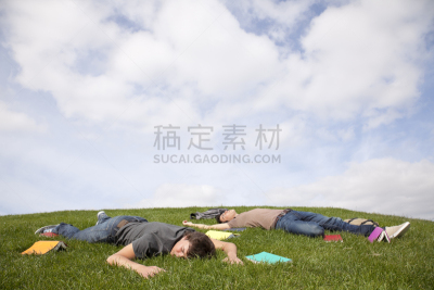 筋疲力尽,天空,青少年,留白,公园,青春期,休闲活动,水平画幅,户外,草