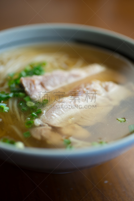 亚洲全麦面,面汤,日本食品,鱼汤肉汤,青葱刷,俱乐部食品,垂直画幅,选择对焦,膳食,特写