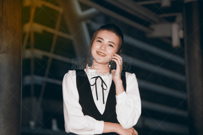 女人,智能手机,黑色连衣裙,自然美,亚洲,蜂窝通信和互联网协会,十字图案,曼谷,套装,仅成年人